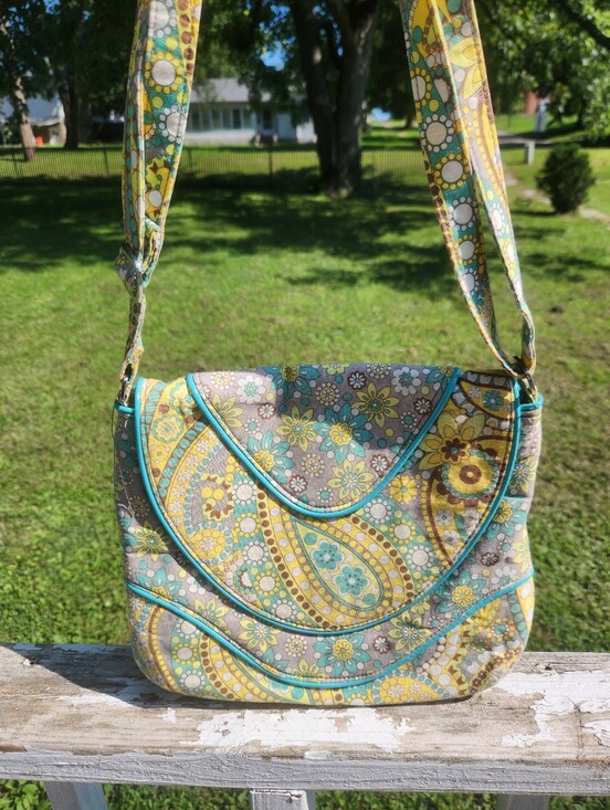 Vera Bradley Handbags - Vera Bradley Lemon Parfait  Crossbody Shoulder Bag EUC